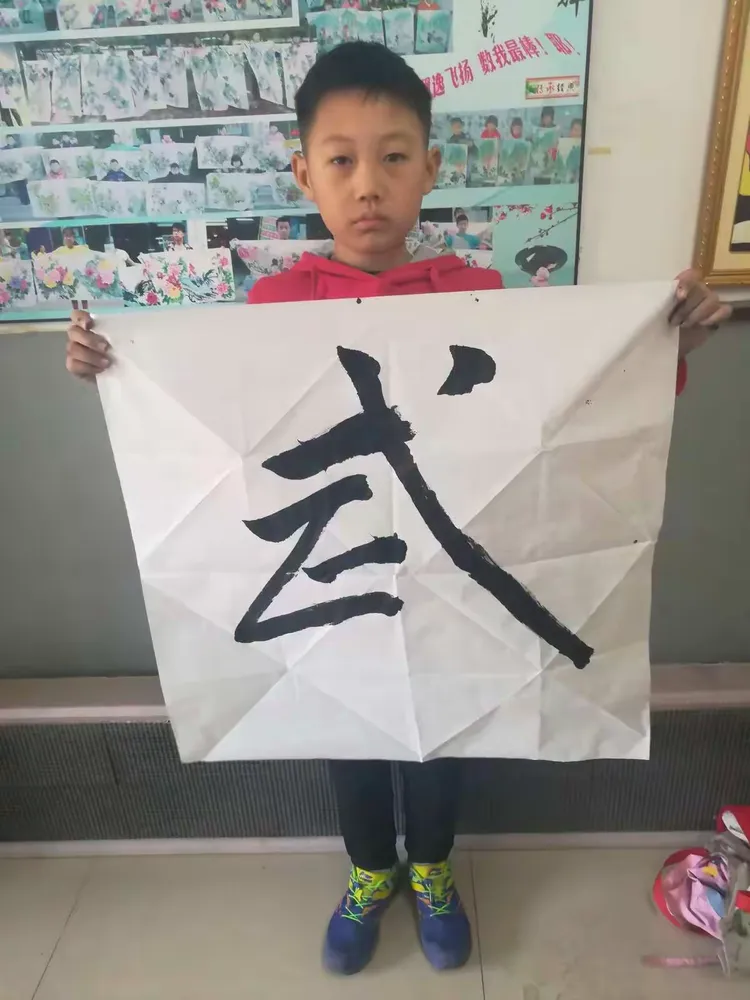 本节课学习武字（行书）宝贝们练习要把握字的轻重变化 及笔画笔画运笔 斜勾要夸张哦 家庭作业：写2张毛