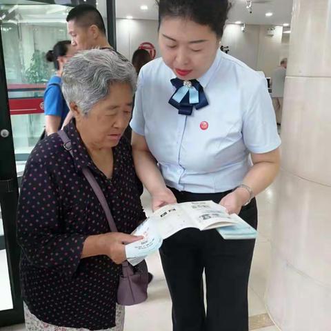丹东银行福春支行深入集市、厅堂宣传2019年新版人民币防伪知识