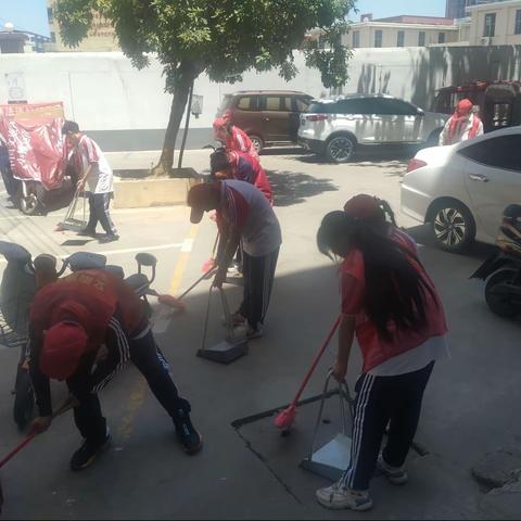 漯河市第二初级中学志愿助力社区进行卫生大清洁