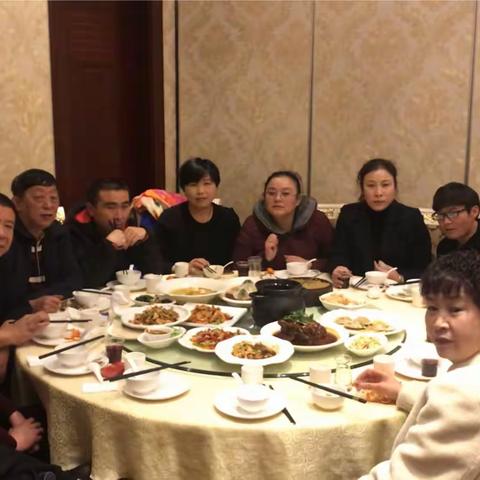 余萍外孙满百日，宴请亲朋于“三八节”同日欢庆在贵阳市王家桥《银杏酒店》举行