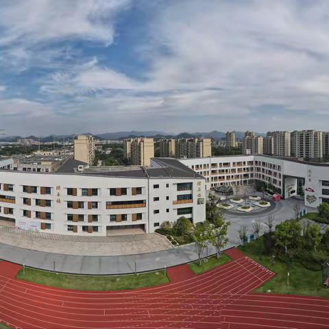 为爱护航，最美志愿者。记安吉县第二小学城北校区107家长志愿活动。