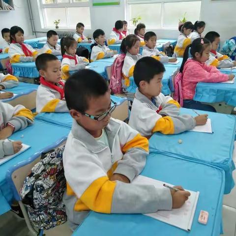 西安惠安小学二年级六班硬笔书法兴趣班开课了！