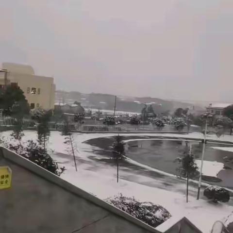 铲雪除冰保平安，隐患排查暖人心―青山铺镇中心小学教师铲雪、检查上学路线纪实