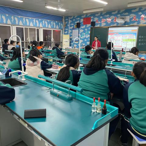 携手防疫抗艾 共担健康责任——记晨阳学校生物社团艾滋病日宣传活动