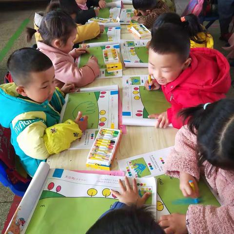 本周宝贝们的大画展“大公鸡”快点赞吧！每个宝贝都有哦！