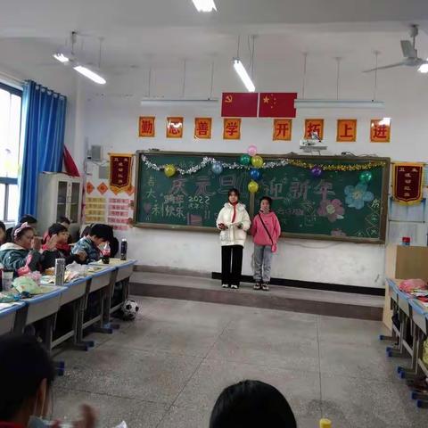 迎新年，庆元旦，快乐前行！__东湖六三班全体同学举行欢庆元旦节目表演