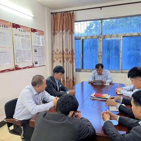 八一总场支行班后组织全体人员召开党建与经营工作会议