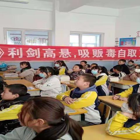 小金湾学校开学禁毒第一课：      《禁毒法》利剑高悬，吸、贩毒自取灭亡