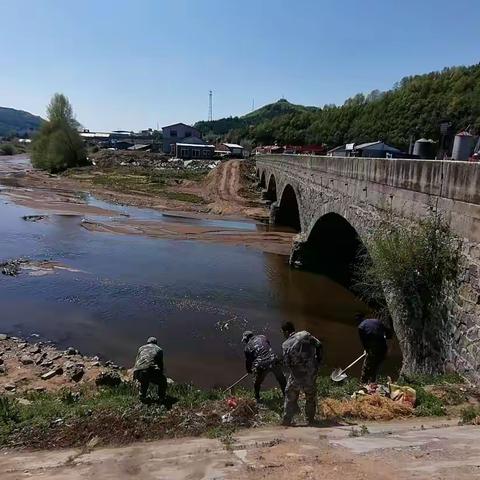 清理河道垃圾，守护绿色家园