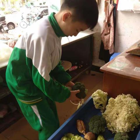 河滨小学  四（5）班  李昊军 “三八”节我送给妈妈的美食一肉片炒西兰花