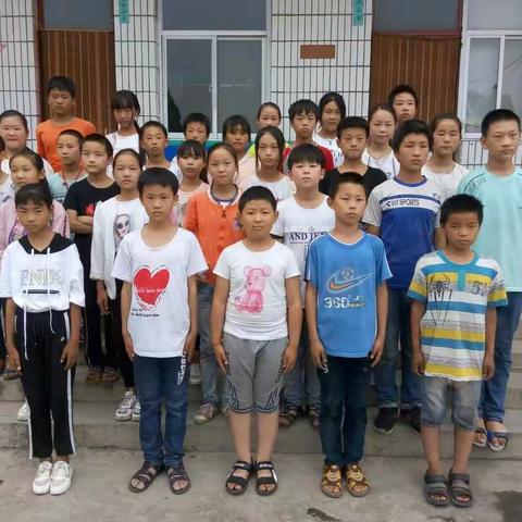 2018年6月21日黄家坡五年级学生合影