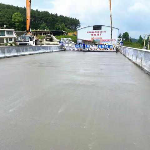 中铁四局工程建设分公司瓮开项目部桥面铺装首件工程顺利完成