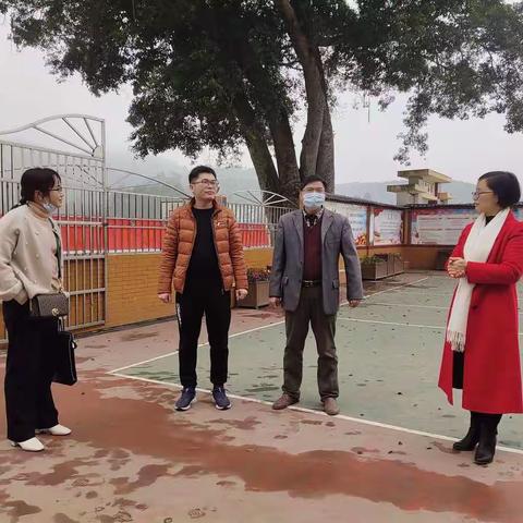关爱人才 情暖人心——藤县教育局领导深入思善小学走访慰问一线杰出青年教师