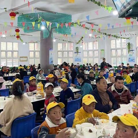 暖胃又暖心——石渠县洛须片区寄宿制学校教师与学生共进晚餐活动