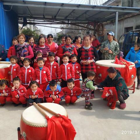 孔垄镇英才幼儿园《三八女神节》送祝福活动圆满完成👍👍👍