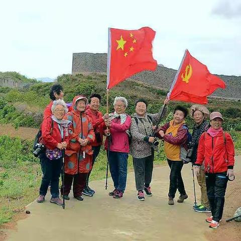 采风界岭口——经历风雨，高举红旗上长城。