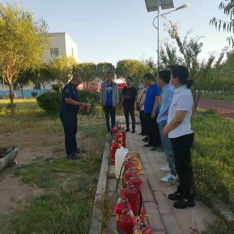 额旗支行前往消防救援中队做消防演练
