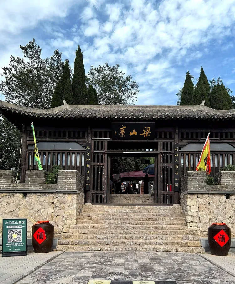 忠义堂,断金亭,黑风口等二十处水浒主题遗迹为核心景点,忠义堂为原