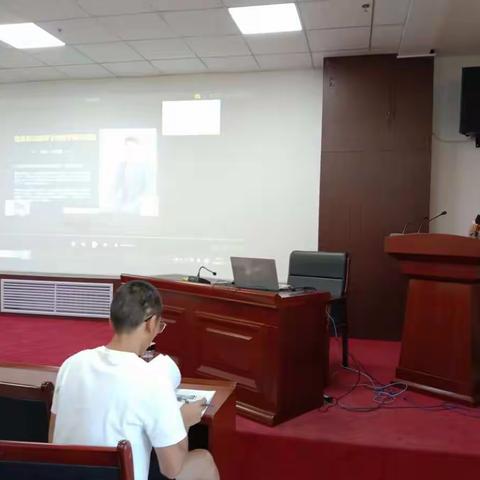 在信息技术提升的路上，遇见国      培，遇见了你们。