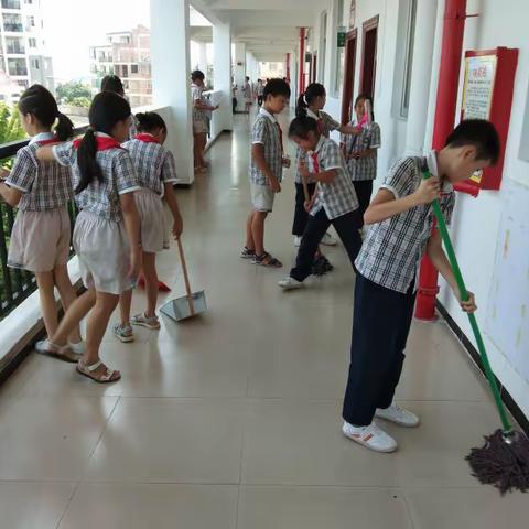 校园环境大扫除，干干净净迎国庆—-梧州市龙平小学清洁活动剪影