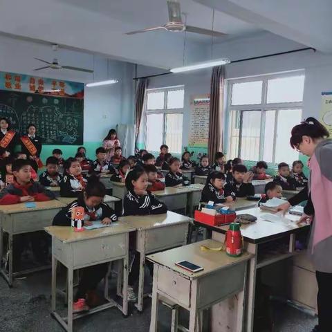 晋商银行侯马支行《金融与诚信》宣传活动进校园