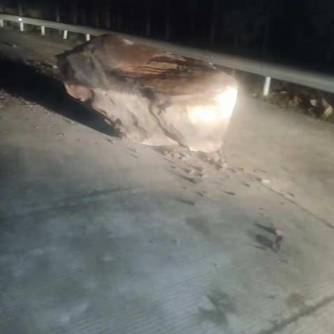 钱塘垅水库：持续降雨山体滑坡  紧急清理保畅通