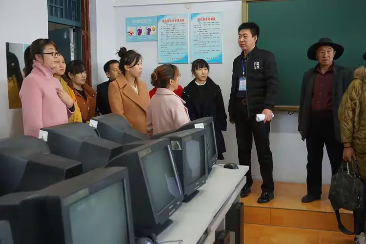 海城六中举行"家校联合"主题家长开放周活动