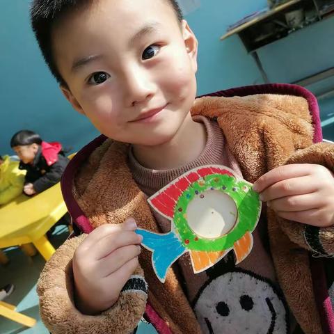 晴岚社区礼仪幼儿园中二班手工课《小鱼》完成👏👏👏👏