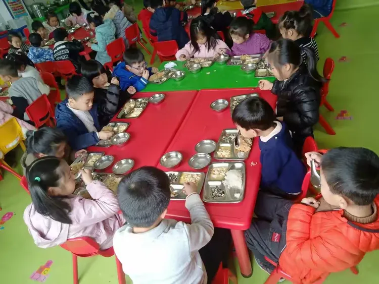 宝贝星幼儿园大二班第二周校园窗