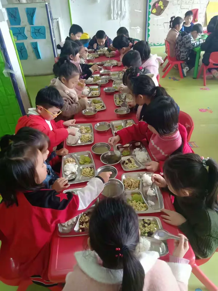 宝贝星幼儿园大二班第二周校园窗