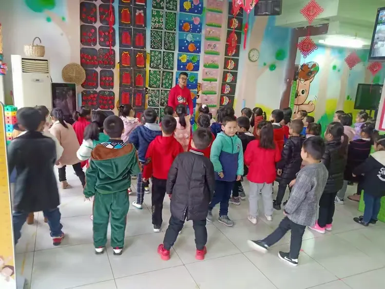 宝贝星幼儿园大二班第二周校园窗