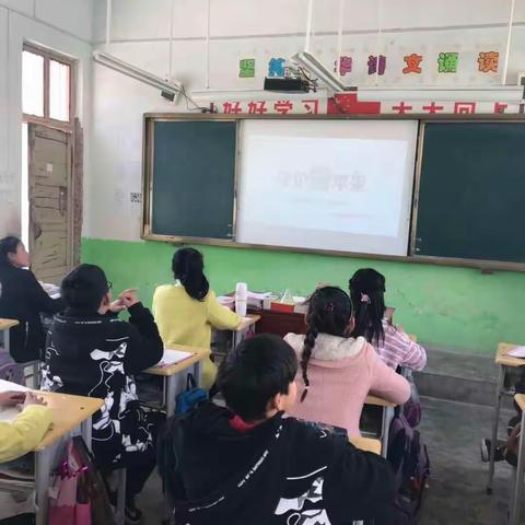 守护青苹果/全校学生同时观看守护青苹果视频，普及性教育，防范于未然。