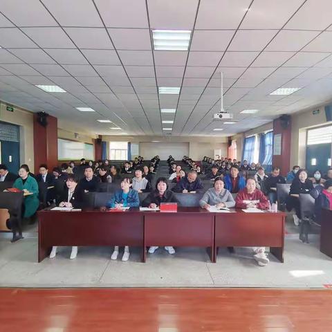 书香校园          逐梦前行                    ——阳光中学举行教师读书交流活动