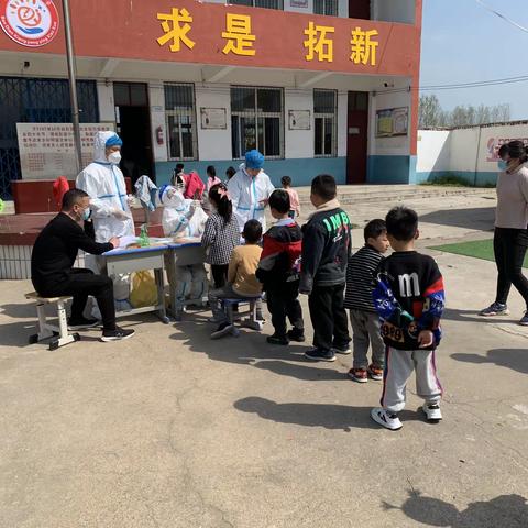 核酸检测进校园，筑牢学校安全线