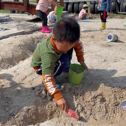 源南乡中心幼儿园中三班沙池探险游戏案例