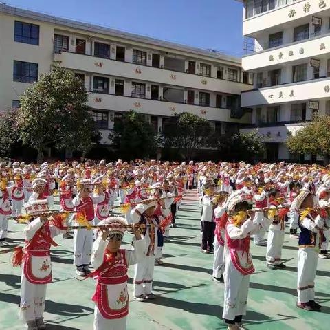 孩子们用白族的最高礼仪欢迎远方的贵宾