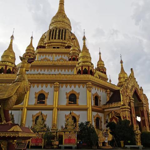 滇西游之芒市金银塔