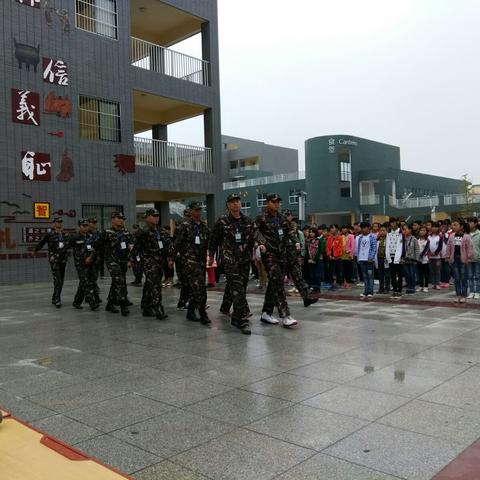 雨水+汗水，敢于吃苦的军人精神再现思源——淮滨县思源实验学校2017年新生入学军训暨国防教育隆重举行