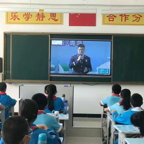 库尔勒市实验中学(十中校区)全体师生观看"中小学消防公开课网络直播"