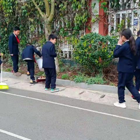 振兴小学四(7)班建设美丽校园，我们在行动。