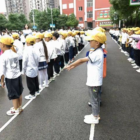 罗平县振兴小学一（2）班向日葵中队扣号第一粒扣子系列活动