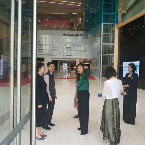 区统计局罗伟强副局长带队走访松岗满京华艺展文化产业公司和松岗琥珀国际交易市场