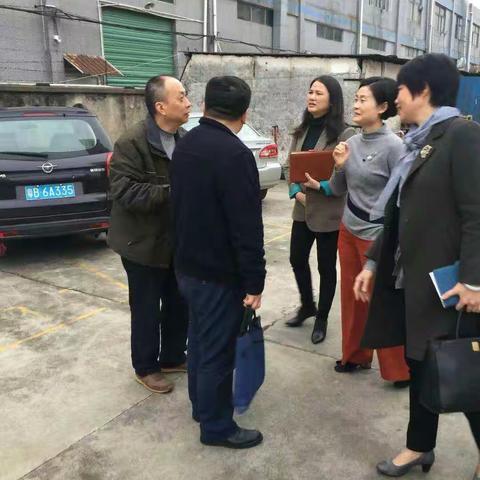 市统计局处长陈中、区统计局副局长胡旻等一行人走访深圳市新有成胶袋有限公司