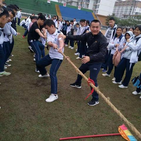 拔河比赛展风采、团结奋进一条心――屯昌中学高一年级拔河比赛