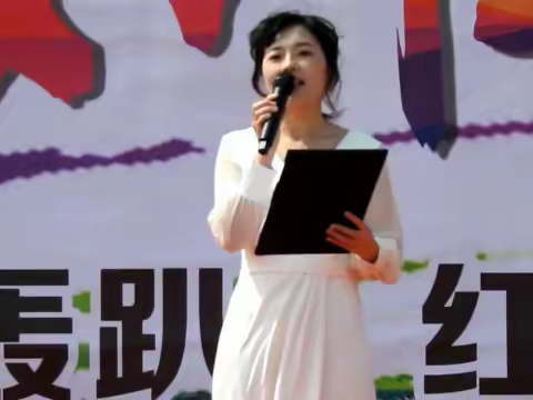 红海滩红了         庆《五一》  作 者：蓝  天