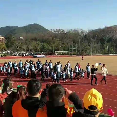 有缘相聚 有爱同行――妇联幼儿园小二班亲子运动会（副本）