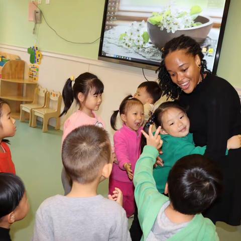 【双育•动态】跟着外教“哇塞”起来——莱州市塔埠双育幼儿园外教英语互动活动