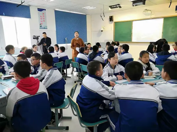 就如何开展主题班会这一问题,来自路桥三中的特级班主任王荷琴老师和