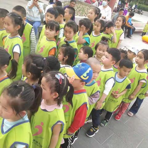 临河区第一小学幼儿园  小四班社会实践活动——关爱老人从我做起