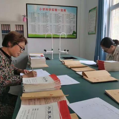 抓常规，促教学--黄店镇黄西小学开展作业教案检查活动